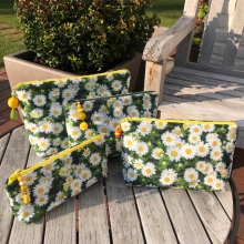 Täschchen und Taschen in unterschiedlichen Größen aus Designerstoffen
